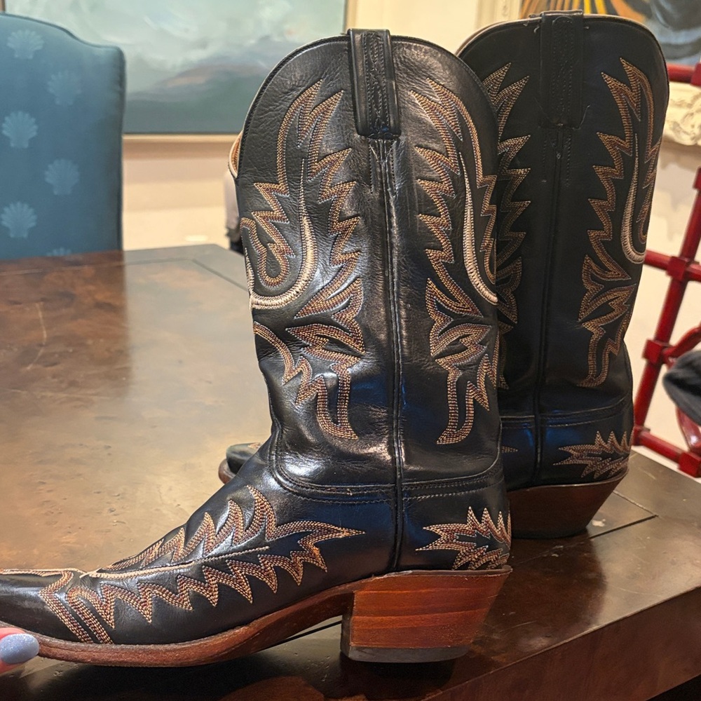 Lucchese women's cowboy boots these are size 8.5 B

Great condition - Picture 11 of 13
